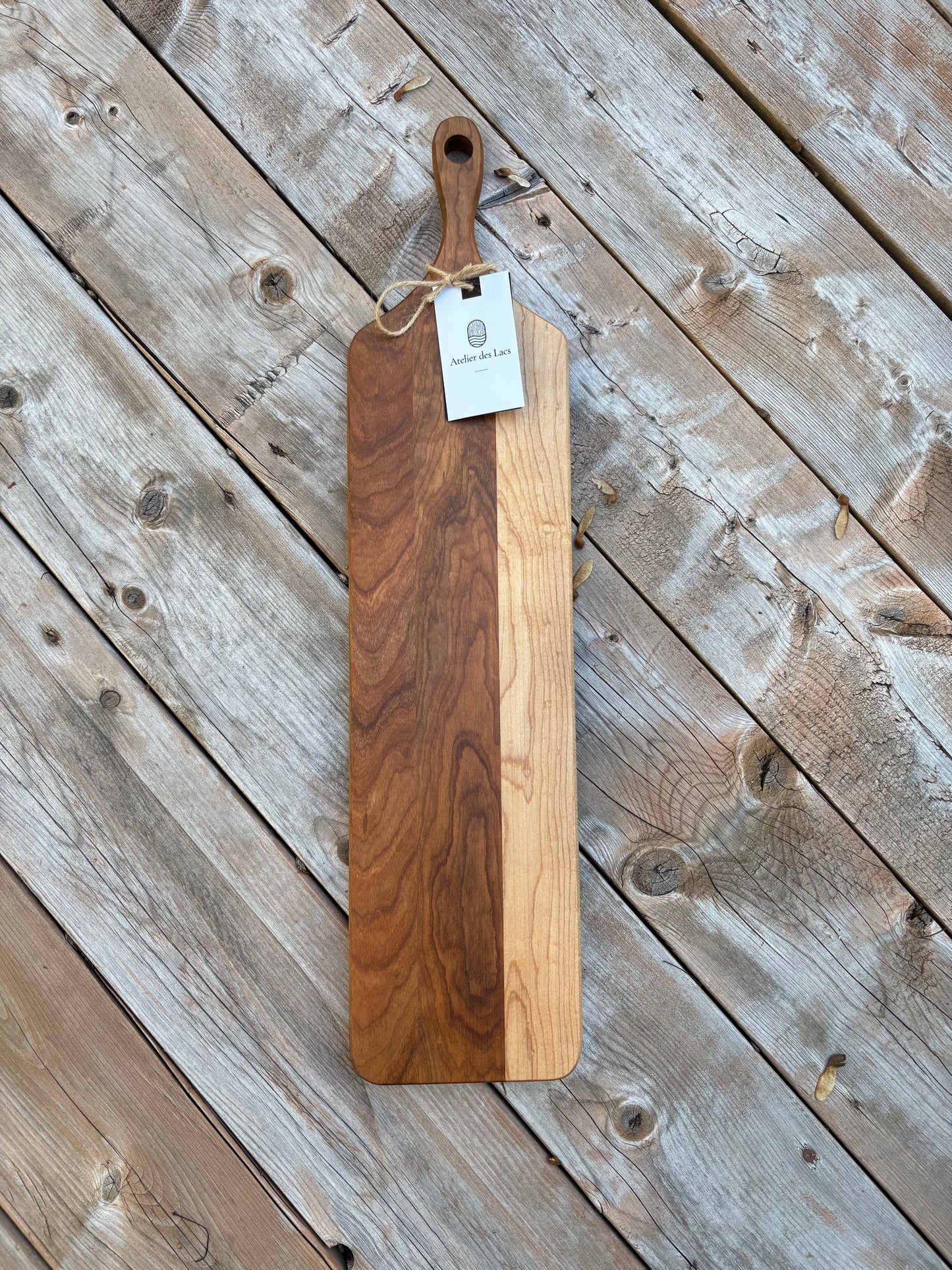 Planche à baguette de 24 po (vendue) posée sur une terrasse en bois, vue de dessus