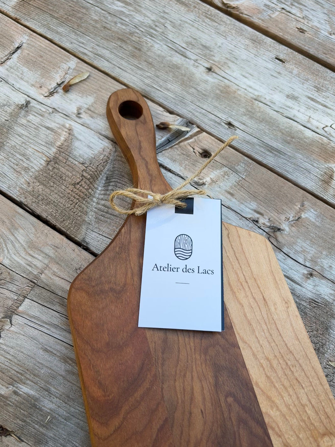 Poignée de la planche à baguette de 24 po avec une étiquette Atelier des Lacs attachée à la ficelle