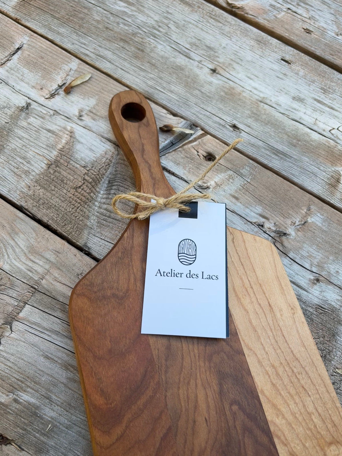 Poignée de la planche à baguette de 24 po avec une étiquette Atelier des Lacs attachée à la ficelle