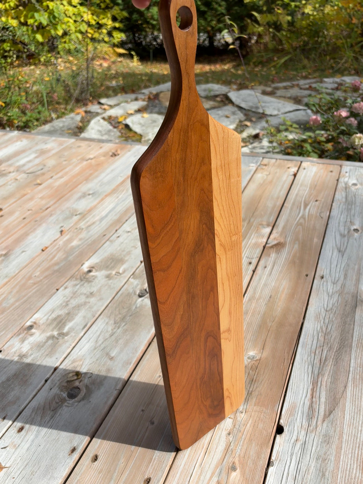 Planche à baguette de 24 po (vendue) debout sur une terrasse en bois à l’extérieur